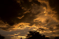 <center>Les nuages se dessinent et se bousculent. nuages et ciel d'orage 